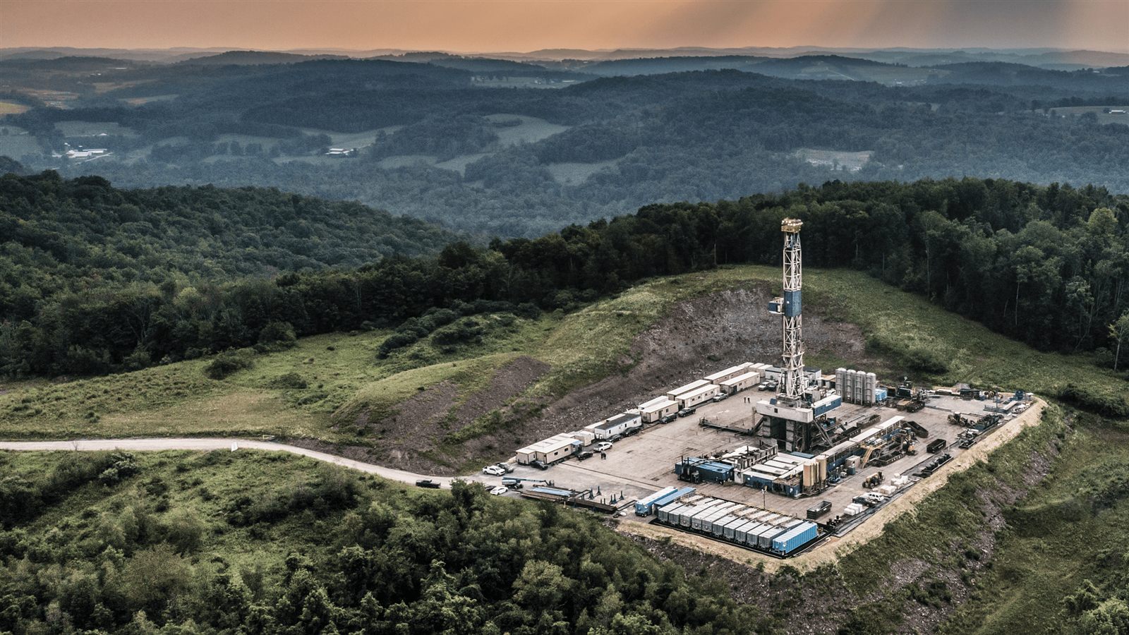 Directional drilling rig at dusk